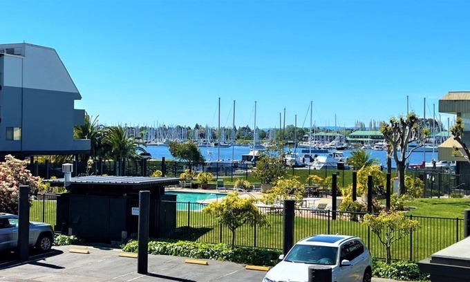 Produce and Waterfront Condo | 1 Bedroom Condo L-567217 by Houzlet