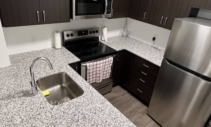 Oakville Condo | 1 Bedroom Condo with Gym