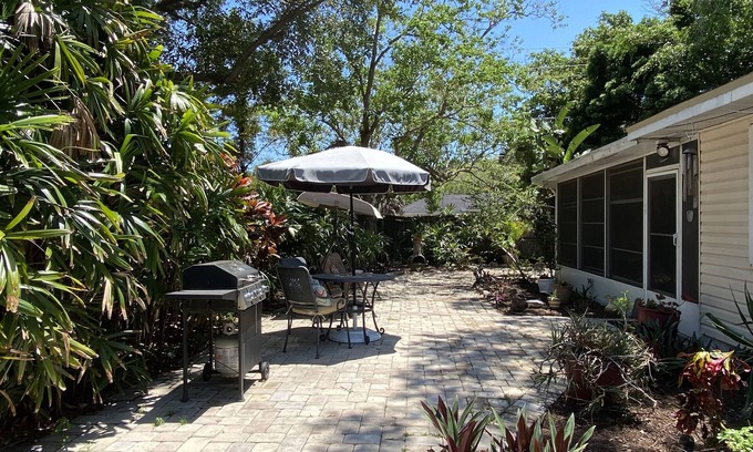 Arlington Park Cottage | 1-bedroom cottage just 10 minutes from Siesta Key Beach