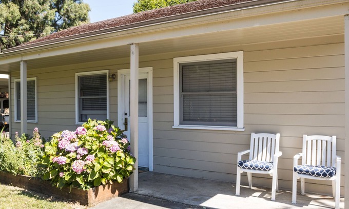 Santa Rosa Cottage | 1 Bedroom Cottage Walking Distance to Down Town
