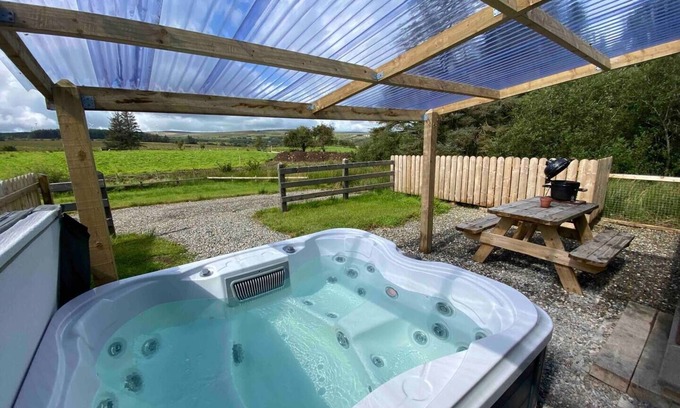 Coleraine Apartment | 1 bedroom cottage with private hot tub.