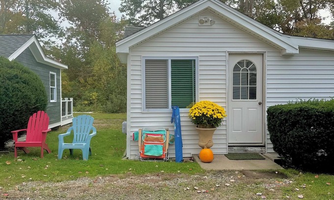 Clinton Cottage | 1-bedroom cottage with Grove Beach 🏖️ access.