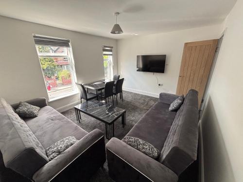 Didsbury Apartment | 1 Bedroom Flat - Manchester Airport Apartment - 7 mins to MAN - Staycations & Business stays!