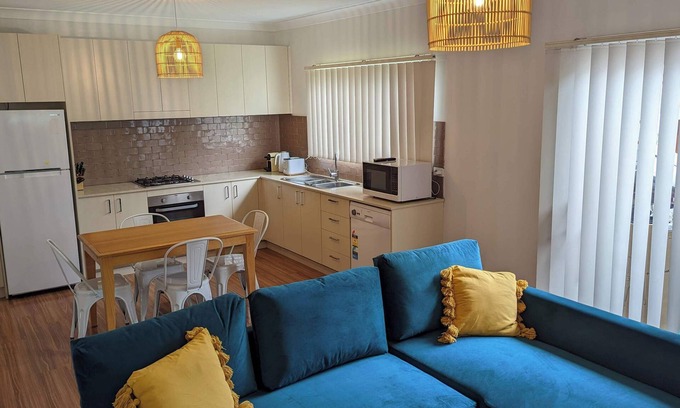 Arncliffe House | 1 bedroom guesthouse near airport with private access and parking