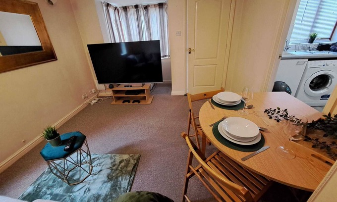 Walton House | 1 Bedroom House Close to M1, Tesco, Pub