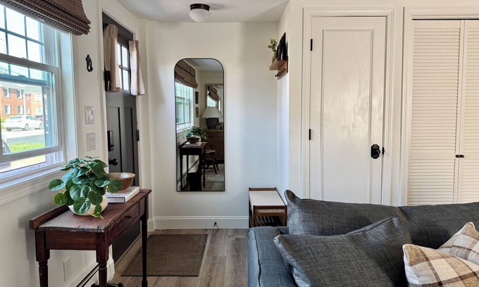 South Glastonbury Apartment | 1 Bedroom in Historic Glastonbury Center off Main St!