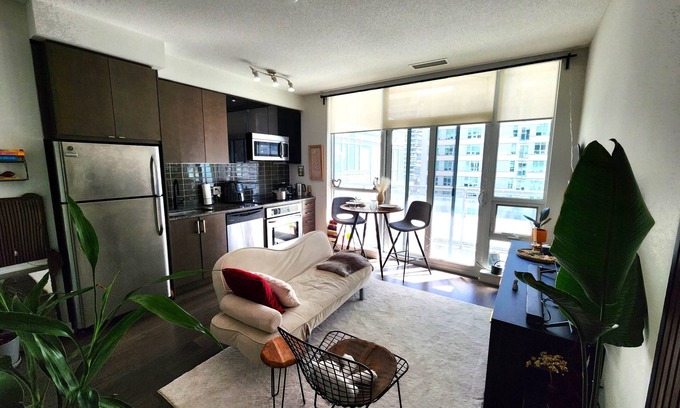 Sherwood Park Condo | 1 bedroom in midtown Toronto, with a pool and a gym, 6 minutes away from subway