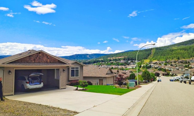 Central Okanagan Bed & Breakfast | 1 bedroom lake Mountain view