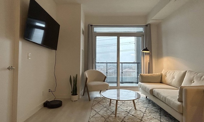 Beverley Glen Apartment | 1 Bedroom Luxury Condo Apartment In The Heart of Thornhill | Parking Included