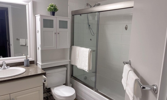 Guildford House | 1 bedroom & parking Great Vancouver