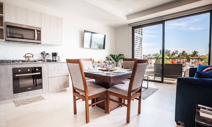 Diaz Ordaz Condo | 1 Bedroom/Rooftop pool, Punto Madeira in Versalles 1BD Condo for rent in Versall