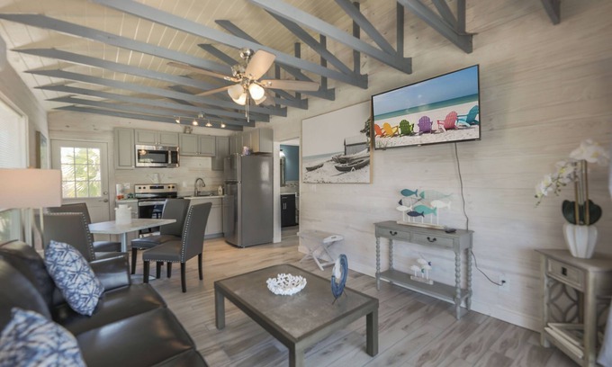 Captiva Cottage | 1-bedroom second floor Captiva Suite, walking distance to beach