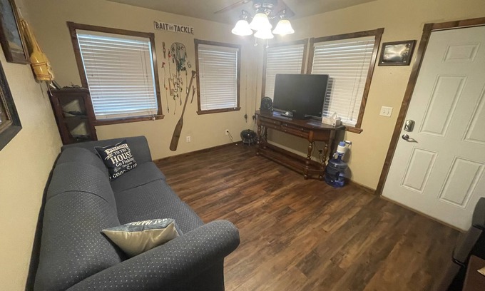Grove House | 1 Bedroom/sleeper sofa/Large Bathnsleep 5nclose to Restaurants/ramps/gas/Walmart