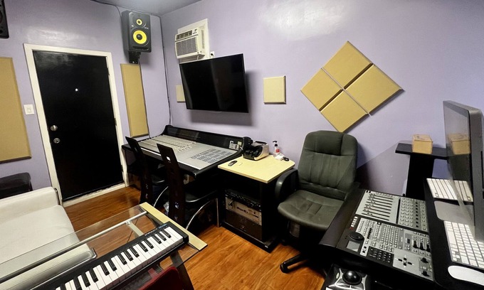 Huntington Park House | 1 Bedroom/Studio for A Creative Individual ✨