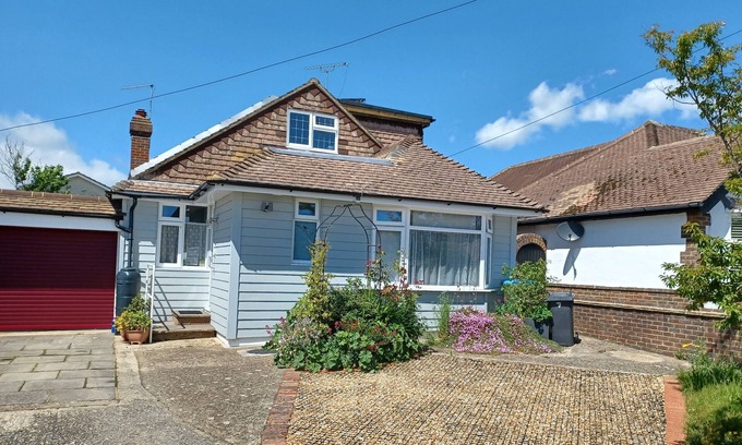 Littlehampton Apartment | 1 Bedroom Studio Flat, close to beach, own entrance and parking.