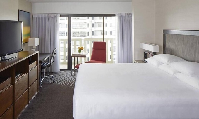 Peachtree Center Hotel | 1-Bedroom Suite at a 4⭐️ Hotel