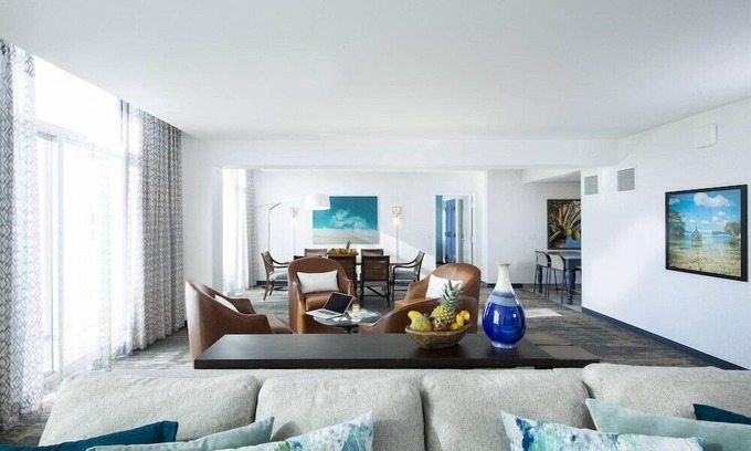 Florida Center Hotel | 1-Bedroom Suite at a 4⭐️ Hotel