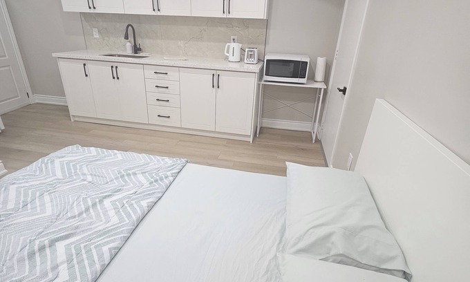 Halton Regional Municipality Apartment | 1 Bedroom Suite + Kitchenette