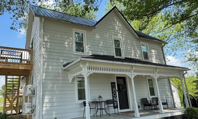 Greeneville Apartment | 1 bedroom Upstairs Downtown Greeneville- Park Place
