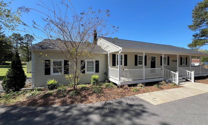Chesterfield House | 1-Bedroom w/private entrance, Patio, & Parking