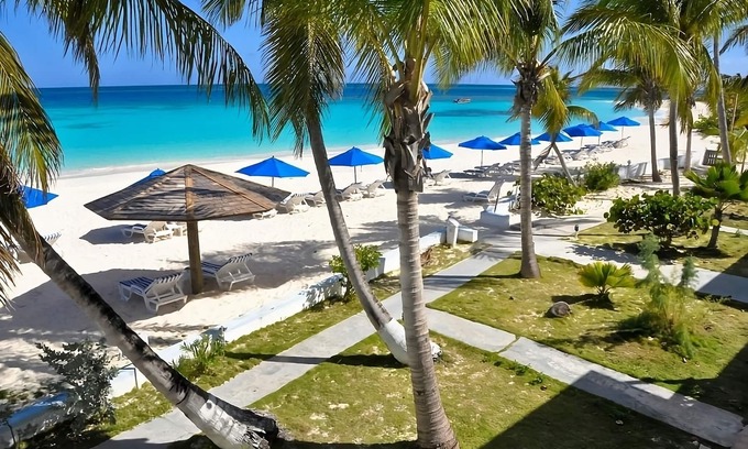 Shoal Bay House | 1 Bedroom with Full Kitchen! Direct Beach Access, Outdoor Pool, Spa, Parking!