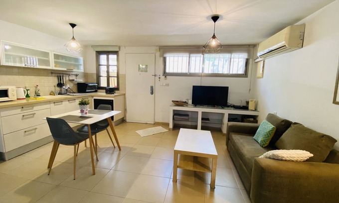 Ra'ananna Apartment | 1 bedroom with a garden - REF01