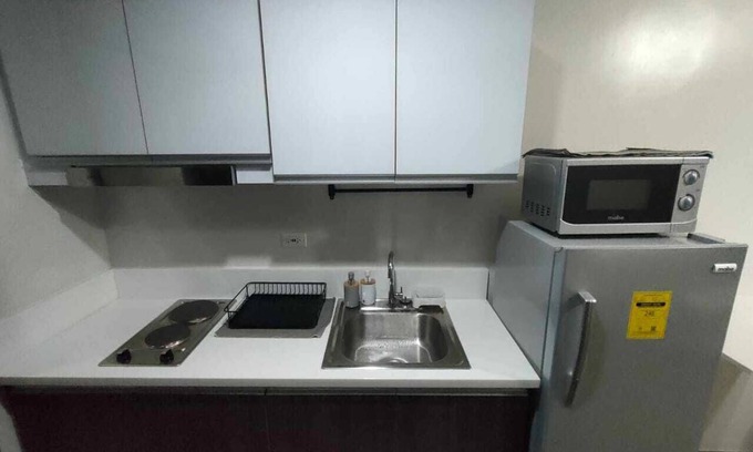 Salcedo Village Apartment | 1 Bedroom with Balcony Condo Apartment in Makati City