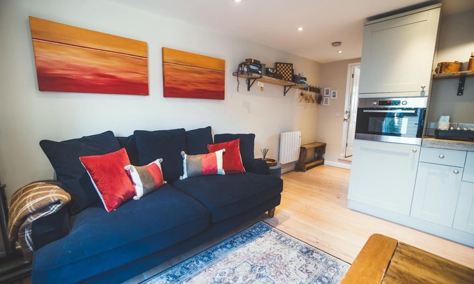 Stoke Fleming Apartment | 1-bedroomed self contained garden annexe with private courtyard & close to beach