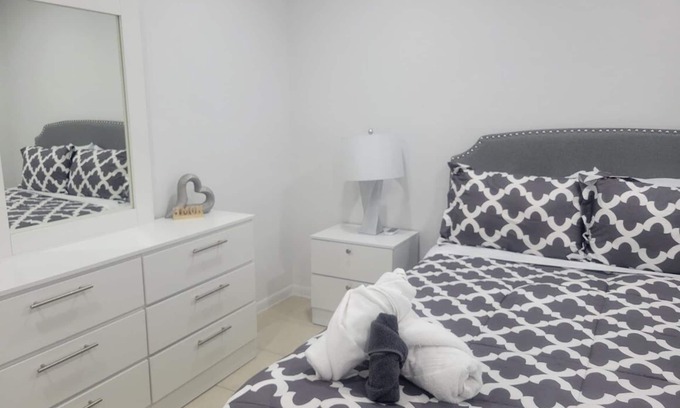 Downtown Fort Lauderdale Apartment | 1 BR Apt. Awesome Location. Near FLL Beach and Las Olas
