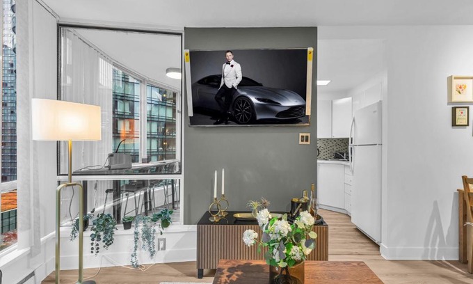 Coal Harbour Apartment | 1-BR Condo in Downtown Coal Harbour with Parking and City Views