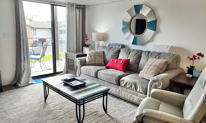 Kimberling City Condo | 1 BR Lake Condo Perfect Couples Getaway-King Bed