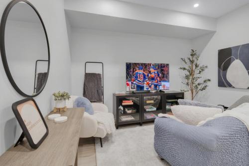 West Edmonton Villa | 1 BR Suite Stylish Coffee Station Stocked sleep 4