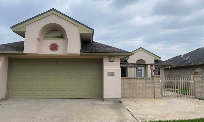 Harlingen House | #1 Bungalow, Pool, Tennis, Golf, Jacuzzi, 55yrs+
