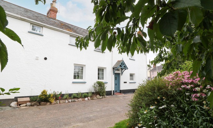 Woodbury Cottage | 1 CASTLE COTTAGES, pet friendly, with a garden in Woodbury