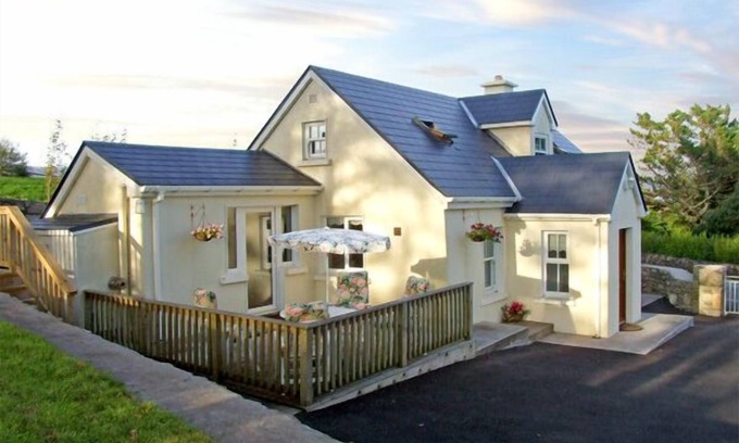 Kilkieran Cottage | 1 CLANCY COTTAGES, family friendly in Kilkieran, County Galway