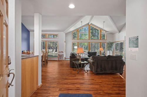 Sunriver House | 1 Colonial Bikes to Explore Sunriver