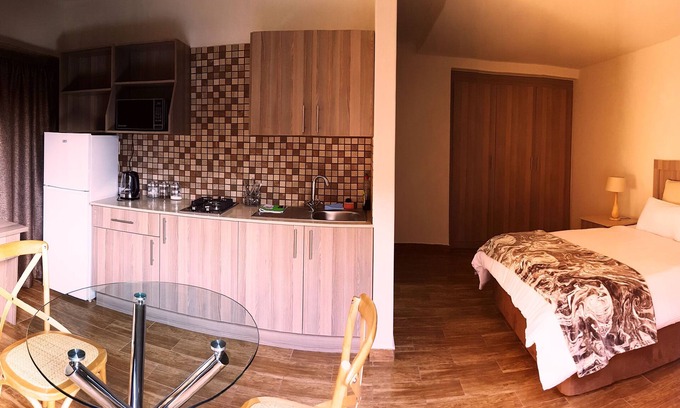 Greater Johannesburg Metropolitan Area Apartment | 1 Deluxe Ground Unit with double bed huge TV+ private garden