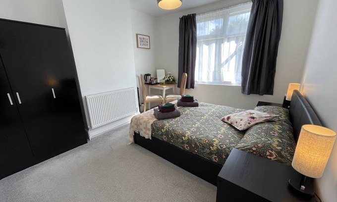 Sudbury House | 1 Double Bedroom in Sudbury Hill - 10 mins from Wembley Stadium