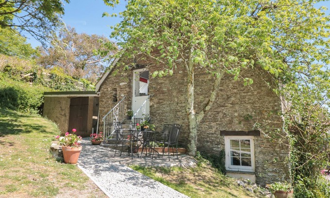 Burgh Island Cottage | 1 EASTON BARN, pet friendly, with a garden in Bigbury