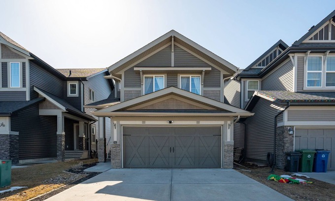 Cochrane House | 1 hr to Banff – Convenient for families and group travellers.