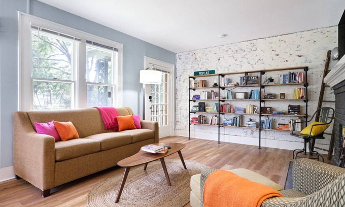 Jefferson House | 1 king bed, sleeps 6, pet friendly 1 BED/1 BATH duplex in central SA