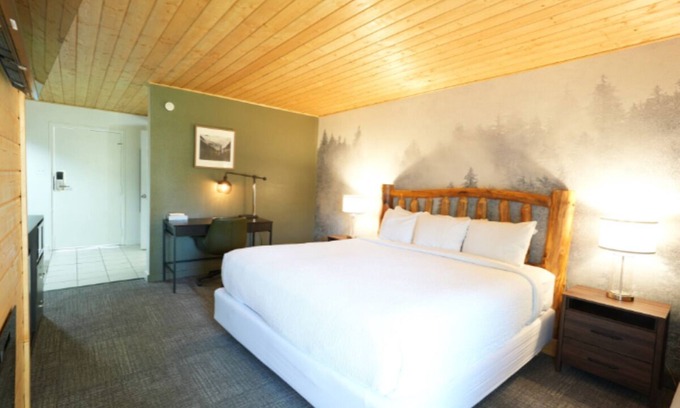 Townsend Hotel | 1 King + Mountain Retreat