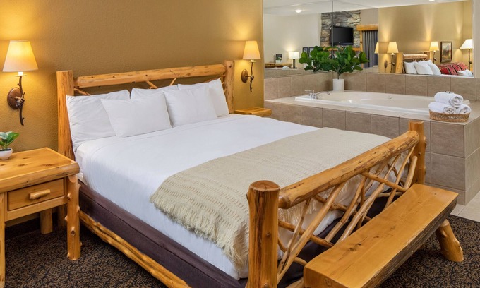 Rothschild House | 1 King Whirlpool Suite With Access to Pool, Hot Tub, and Gym