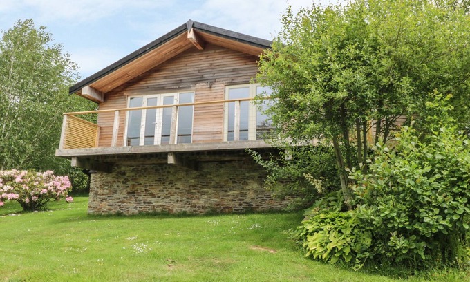 Looe Cottage | 1 LAKE VIEW, romantic, luxury holiday cottage in Lanreath