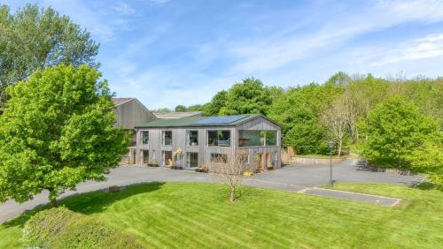 Eaton Mascott House | 1 Little Broomcroft