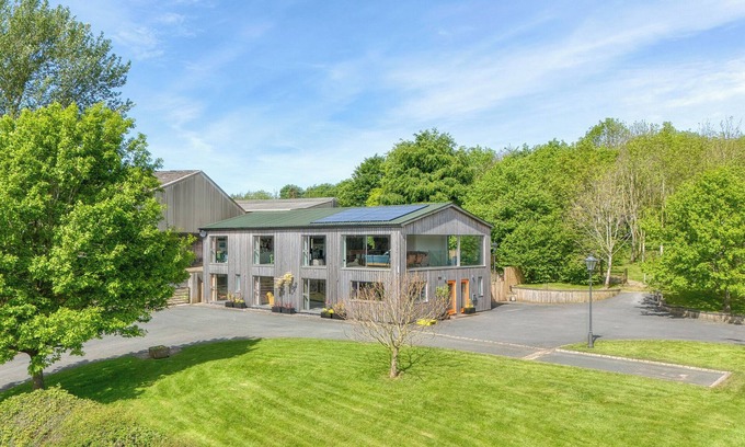 Eaton Mascott Cottage | 1 LITTLE BROOMCROFT, pet friendly, with a garden in Much Wenlock