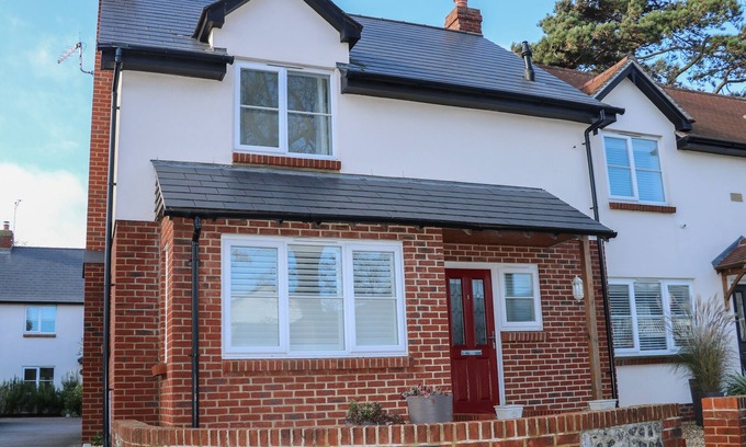 Littlehampton Cottage | 1 MATRONS COTTAGES, pet friendly, with open fire in East Preston
