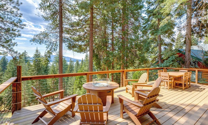 Lake Almanor Country Club Cabin | 1 Mi to Beach & Golf Course! Lake Almanor Cabin