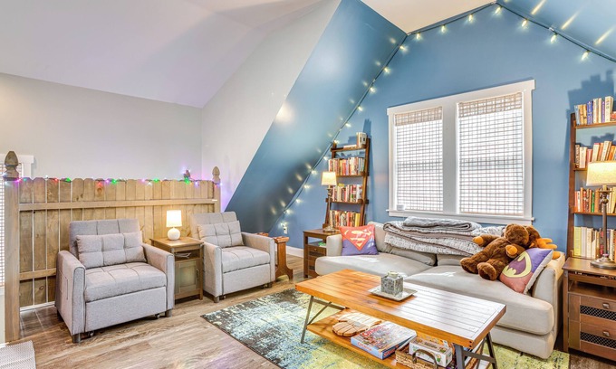 Frankfort Apartment | < 1 Mi to Beach: Quirky & Central Apt in Frankfort