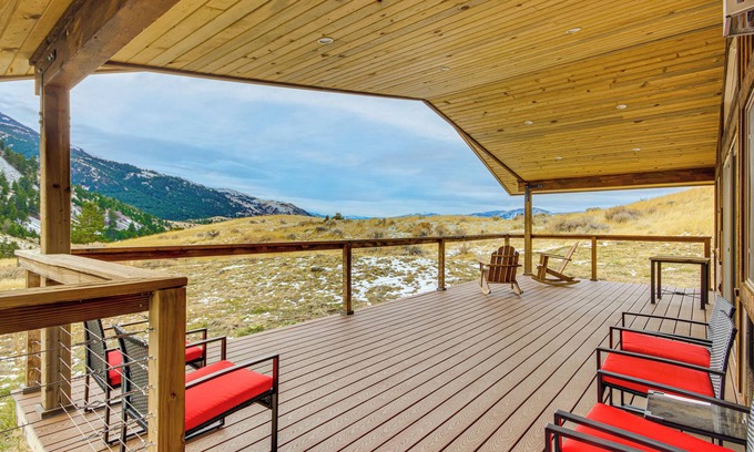 Pray Cabin | < 1 Mi to Chico Hot Springs: Mtn-View Hideaway!
